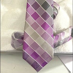 New condition mens patterned tie in shades of purple, gray, tan & white.